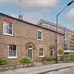 Host & Stay - St Denys View